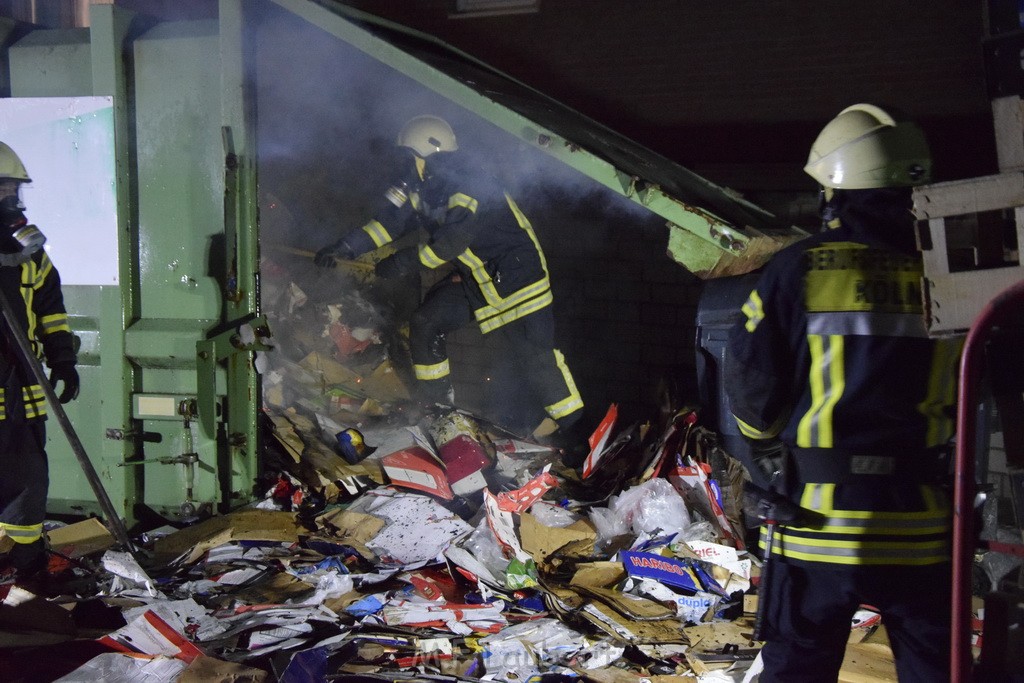 Feuer Papp Presscontainer Koeln Hoehenberg Bochumerstr P386.JPG - Miklos Laubert